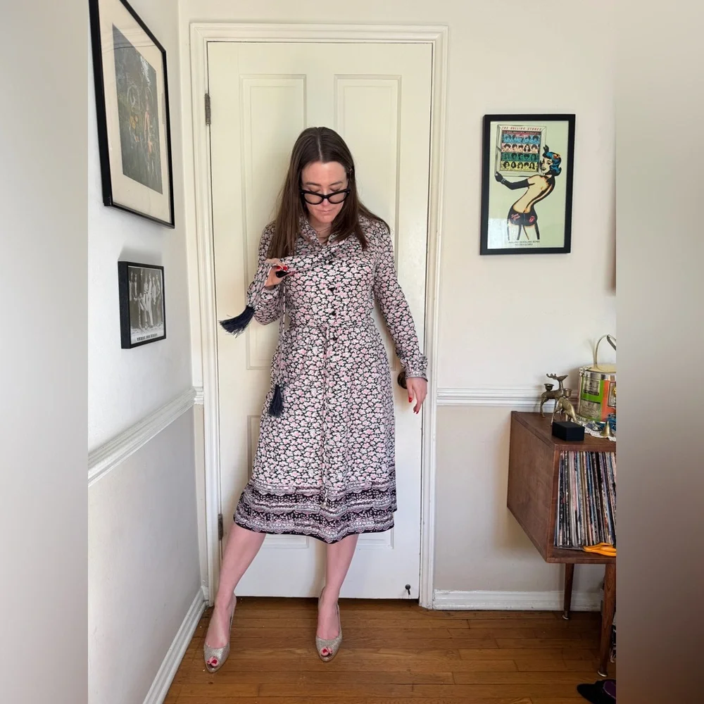 70s Vintage Pink White and Grey Floral Shirt Dress with Fringe Belt - Picture 2 of 7